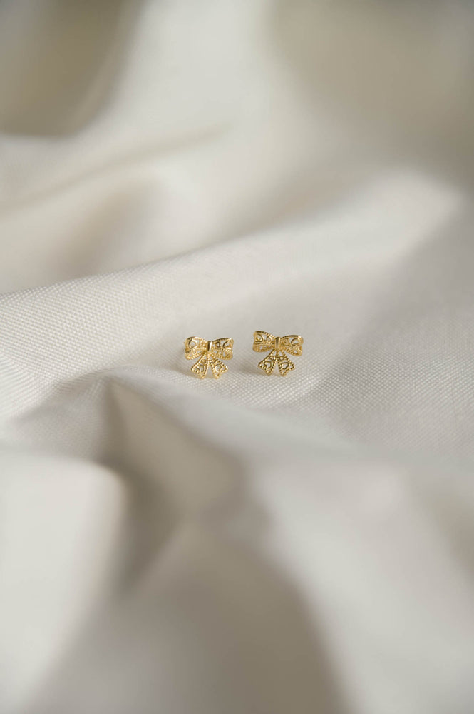 Carol Ribbon Studs in gold