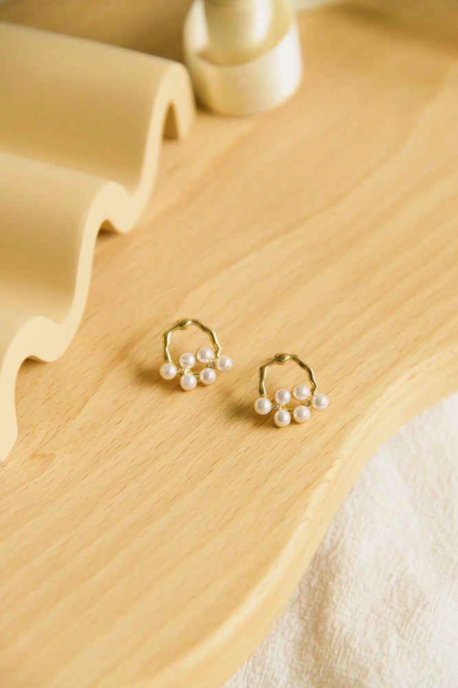 Phila Pearl Studs