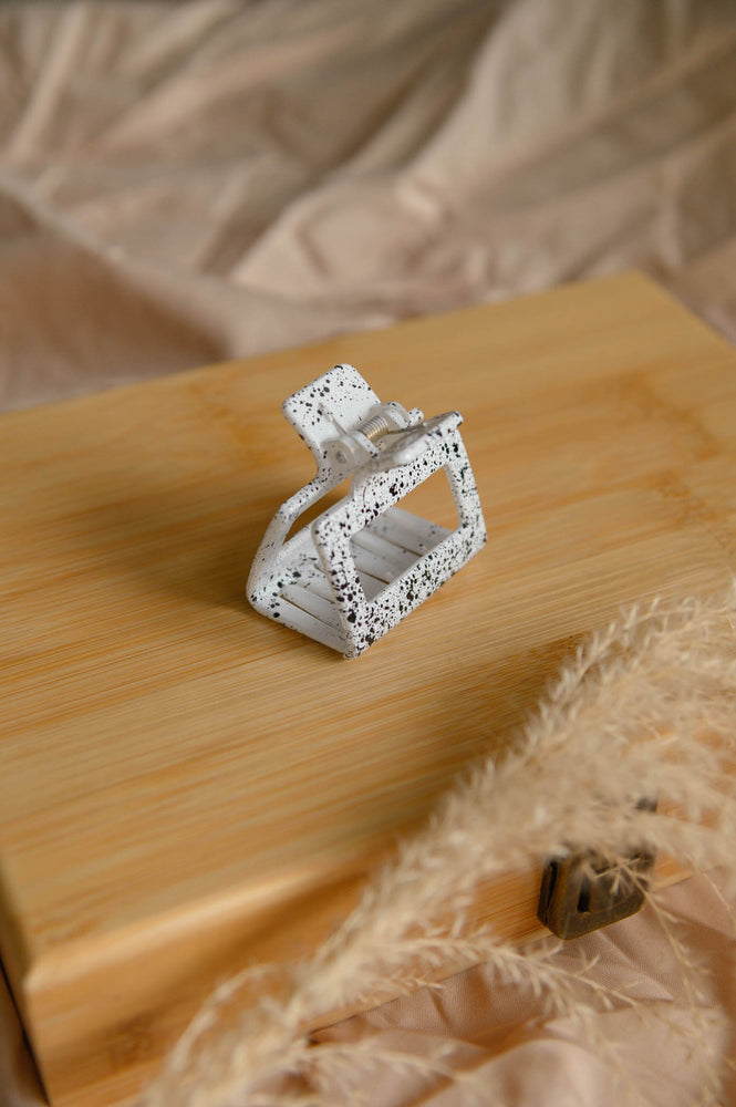 Ivette Claw Hairclip in specks
